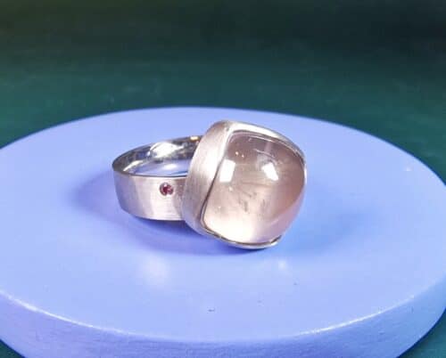 Rozenkwarts witgouden ring Ritme met fel roze diamant. Ontwerp van Oogst