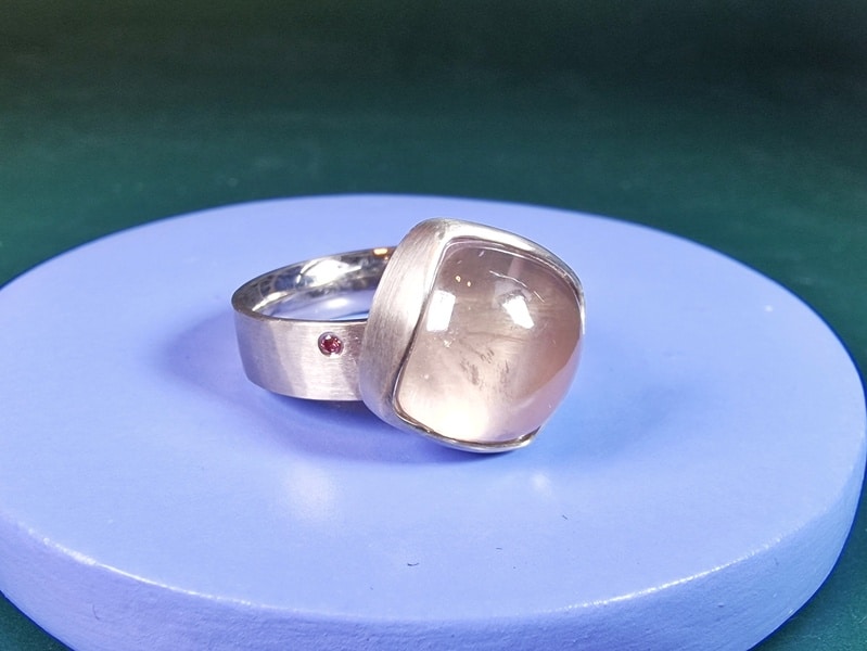 Rozenkwarts witgouden ring Ritme met fel roze diamant. Ontwerp van Oogst