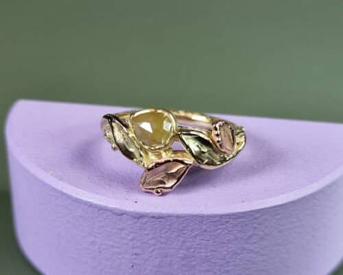 Bladeren ring in geelgoud met roodgoud en peervormige natural diamant in honingtint. Sieraadontwerp van Oogst in Amsterdam