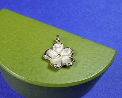 Bloem hanger in geelgoud. Oogst sieraden in Amsterdam