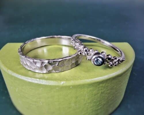 witgouden trouwringen Deining en Bessen uit het Oogst goudsmid atelier. Speelse textuur ringen.