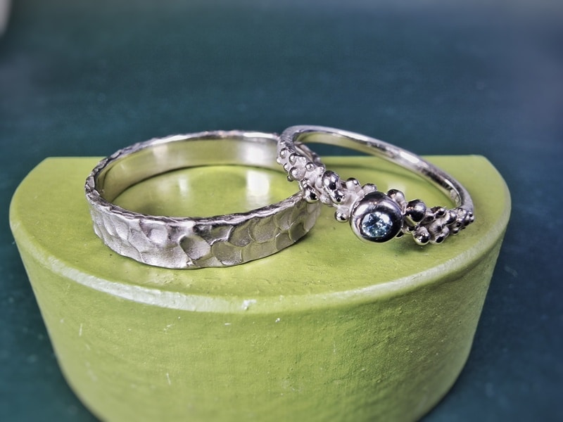 witgouden trouwringen Deining en Bessen uit het Oogst goudsmid atelier. Speelse textuur ringen.