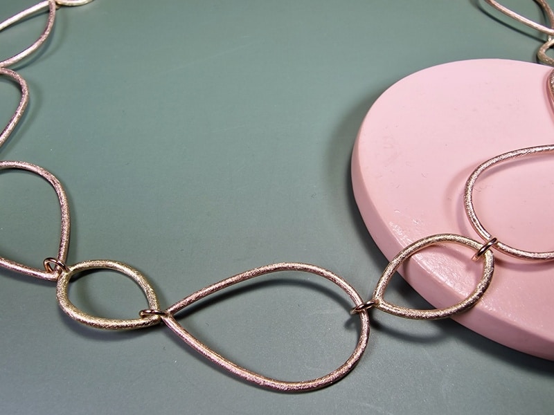 Druppels en Blaadjes collier in roségoud en roodgoud. Statement ketting uit het Oogst atelier. Details uitgelicht.