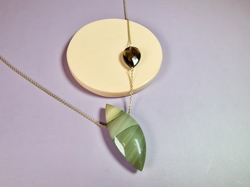 Jaspis en Rookkwarts aan roodgouden collier, uit de Verzameling serie. Oogst sieraden in Amsterdam