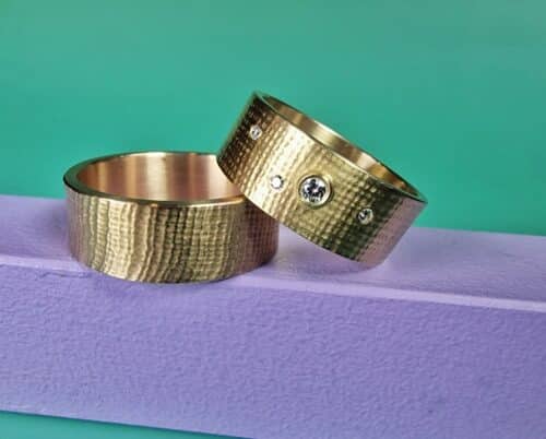 Trouwringen Linnen. Roségouden ring met diamant. Roodgouden ring. Wedding rings Linen Rose gold ring, with diamonds for her. Oogst goudsmid Amsterdam. Huwelijksringen Edelsmid.