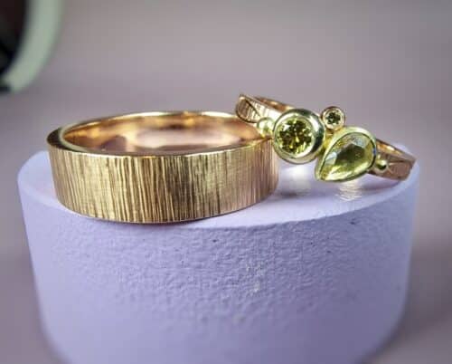 Mackintosh & Ritme trouwringen. Roodgoud met spitse hamerslag. Roodgoud met diamanten en handgravure.. Uit het Oogst atelier.