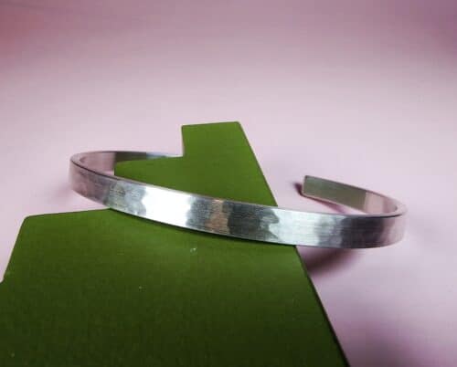 Zilveren armband met hamerslag. Mannenarmband uit het Oogst atelier.