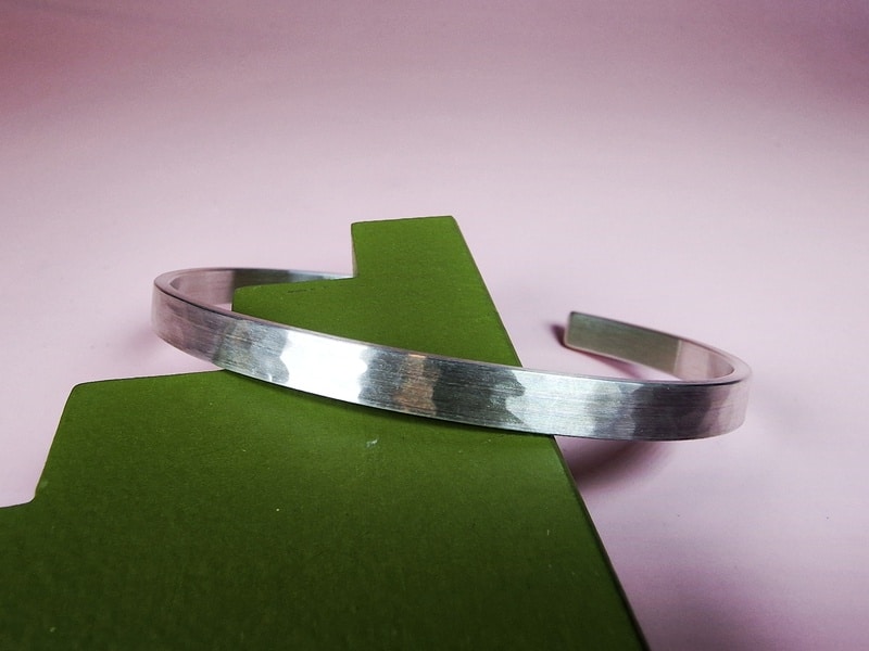 Zilveren armband met hamerslag. Mannenarmband uit het Oogst atelier.
