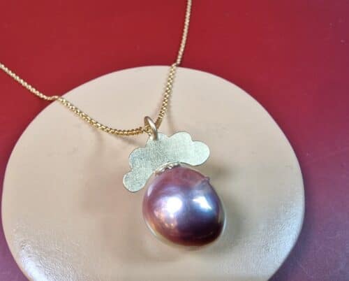 Geelgouden hanger met roze Edison pearl uit de Japonais serie van Oogst Goudsmeden in Amsterdam.