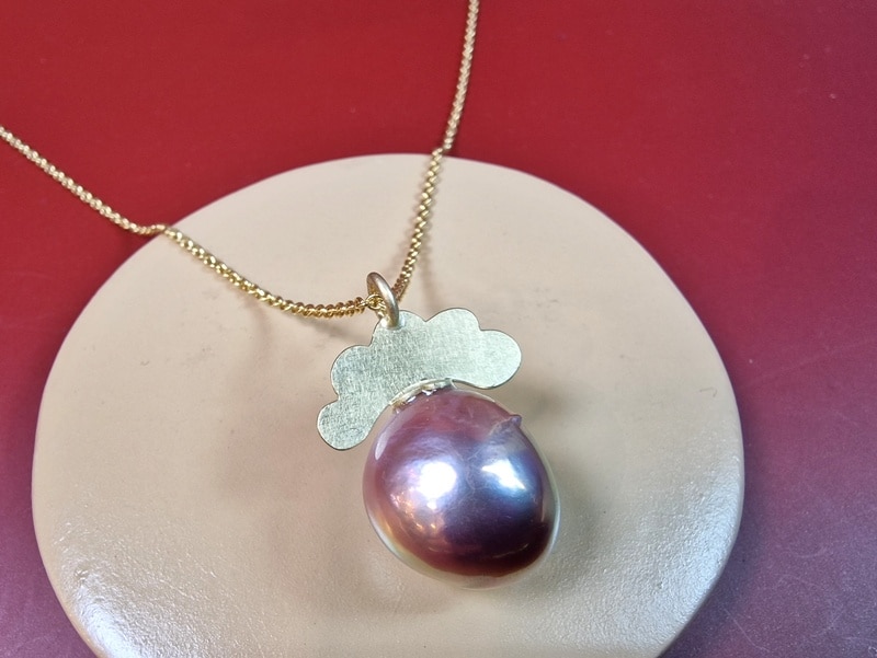 Geelgouden hanger met roze Edison pearl uit de Japonais serie van Oogst Goudsmeden in Amsterdam.