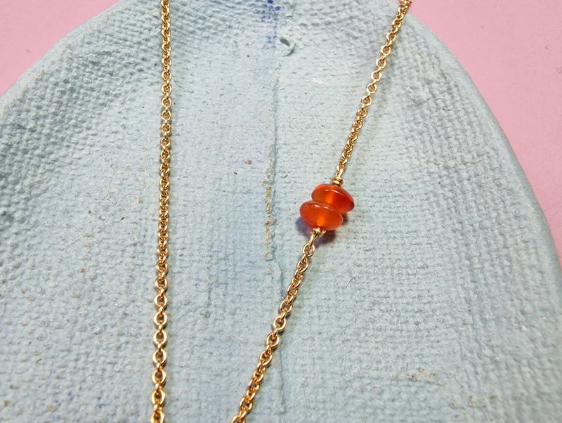 Gouden ketting met carneool en Wolk hanger, detail van de edelsteen. Ontwerp van Oogst in Amsterdam