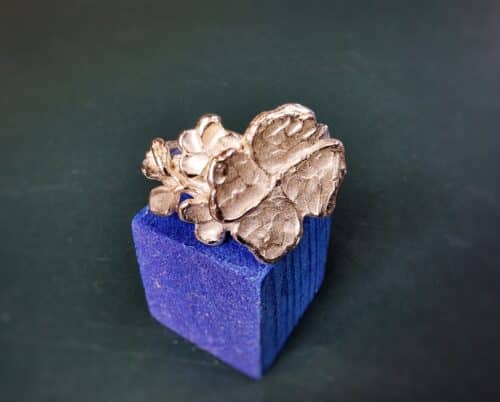 Geelgouden bloemen ring met speelse blaadjes en bloesemknop. Oogst Sieraden in Amsterdam