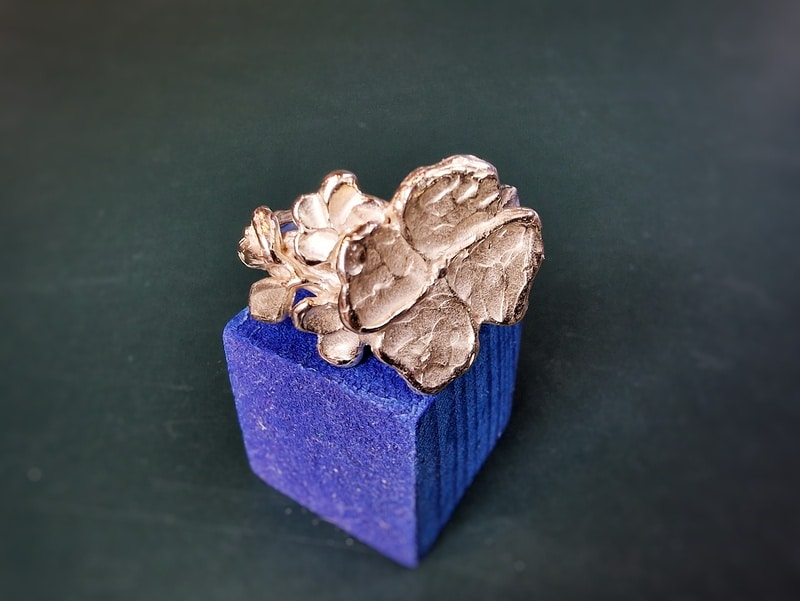 Geelgouden bloemen ring met speelse blaadjes en bloesemknop. Oogst Sieraden in Amsterdam