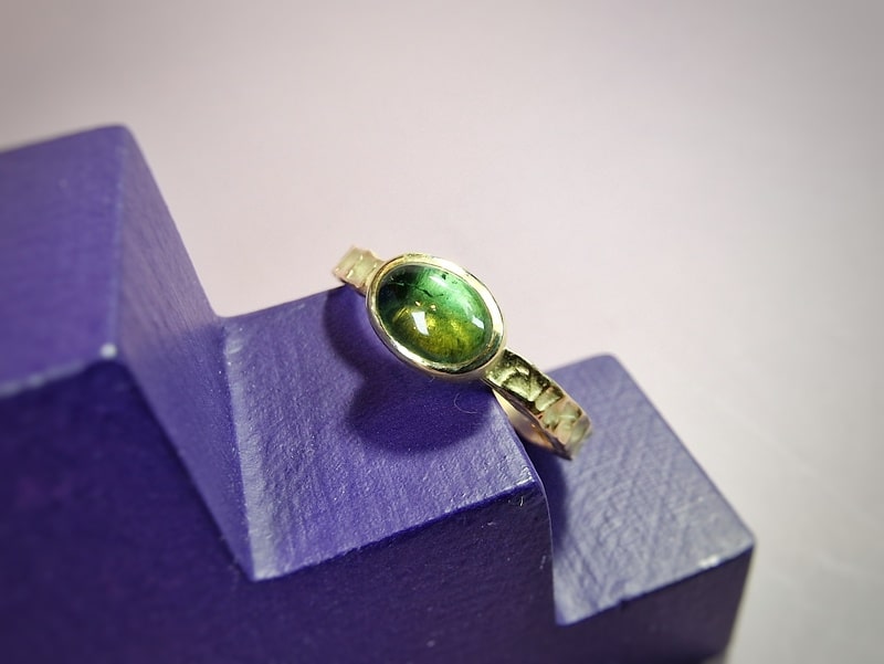Geelgouden Deining ring met groene ovaal geslepen toermalijn. Uit het Oogst goudsmid atelier.