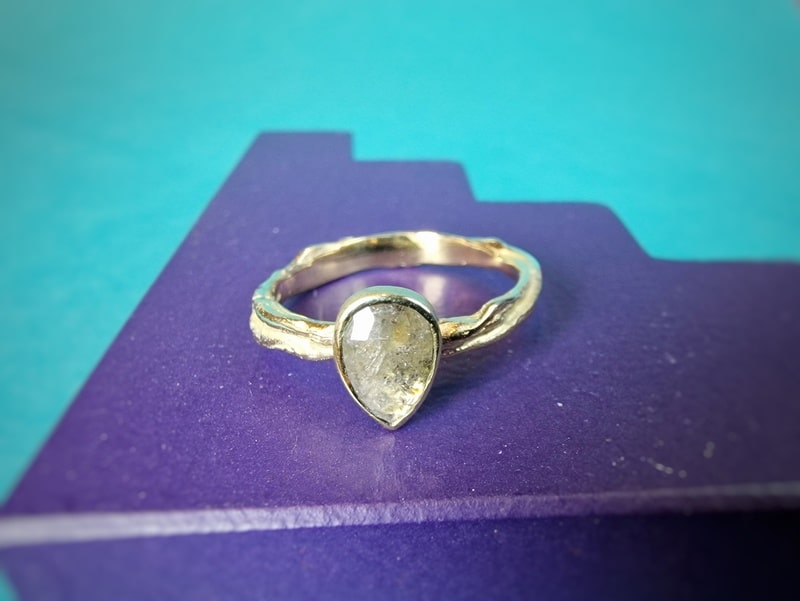 Geelgouden ring met peervorm natural diamant zilver grijs uit de Twist serie. Uit het Oogst goudsmid atelier.