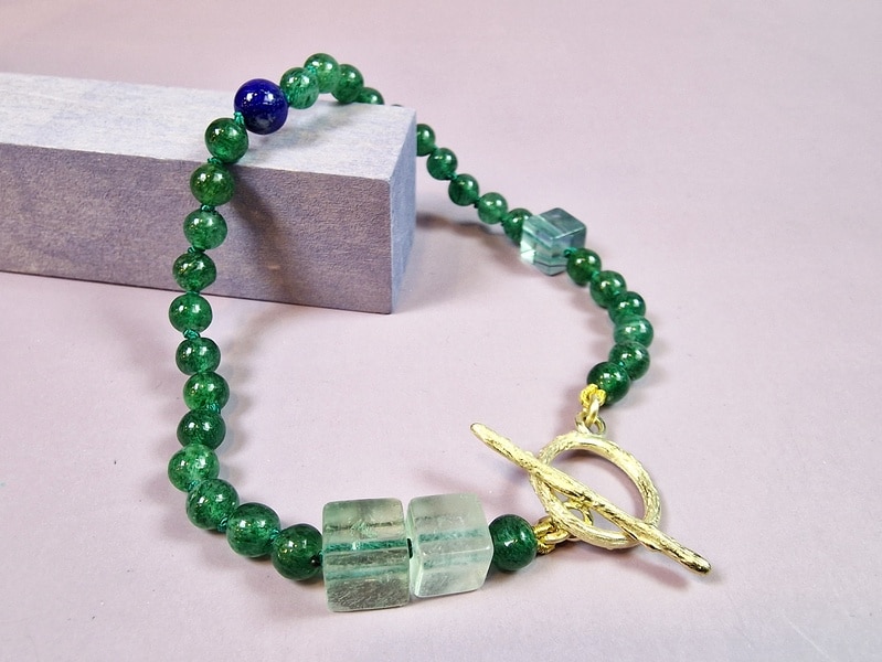 Gemstone bracelet with aventurine, fluorite and lapis lazuli with a yellow gold 'Orchard' clasp. Oogst goldsmith studio in Amsterdam