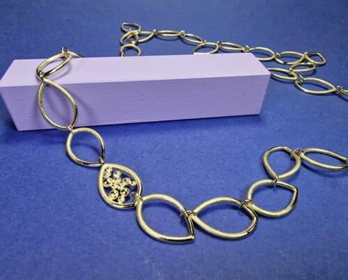 Lang Blaadjes collier van eigen geelgoud vervaardigd. Oogst Original.