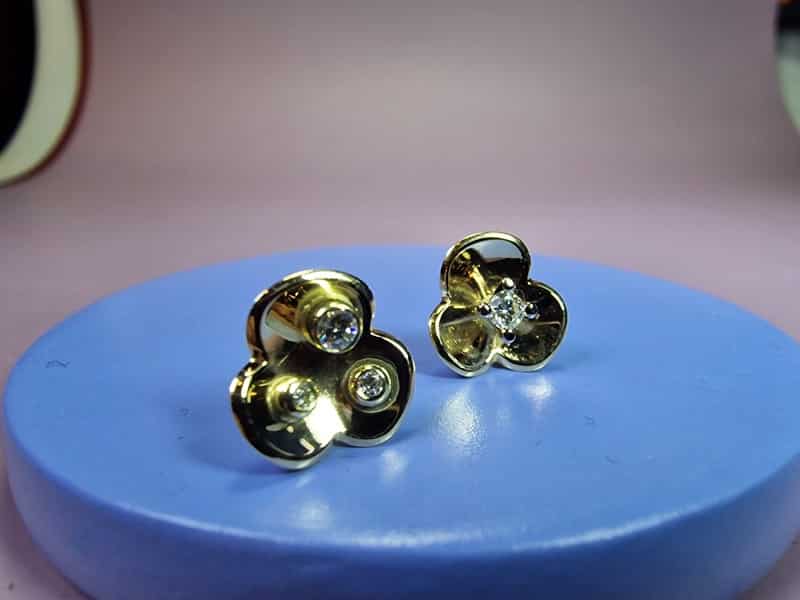 Geelgouden In bloei oorbellen. Bloemen van eigen goud met eigen diamanten vervaardigd. Maatwerk Oogst Original.