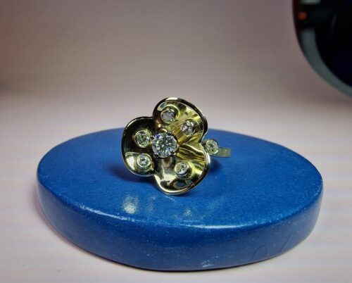 Geelgouden In bloei ring. Grote Bloem van eigen goud met eigen diamanten vervaardigd. Maatwerk Oogst Original.