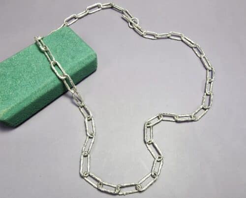 Zilveren takjes collier, stoere schakels met houtnerf. Uit de 'Boomgaard' serie van Oogst Goudsmeden.