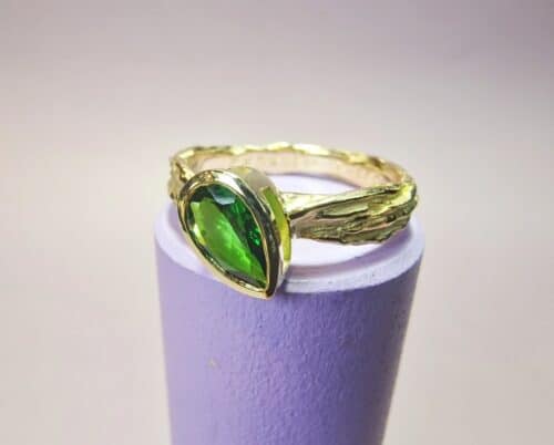 Geelgouden ring met peervormige tsavoriet uit Twist serie van Oogst Goudsmeden