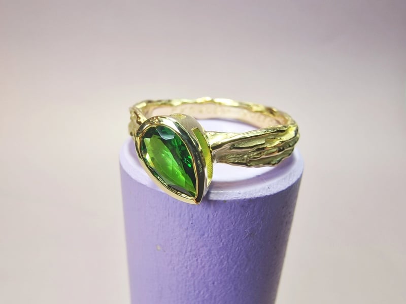 Ring 'Twist. Yellow gold ring with playful texture and a 0,86 ct pear shaped Tsavorite. Created by Oogst in Amsterdam.
