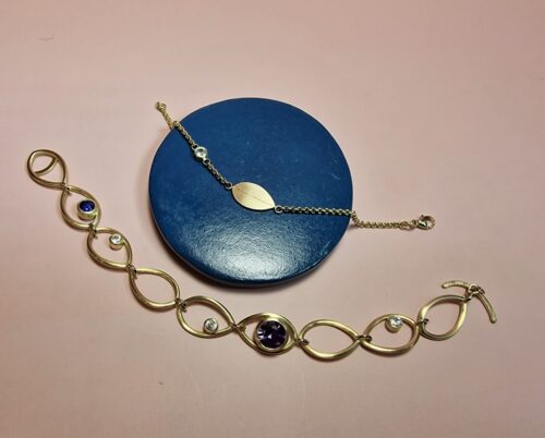 Gouden armbanden Blaadjes met eigen edelstenen. Van eigen goud vervaardigd. Oogst Originals.