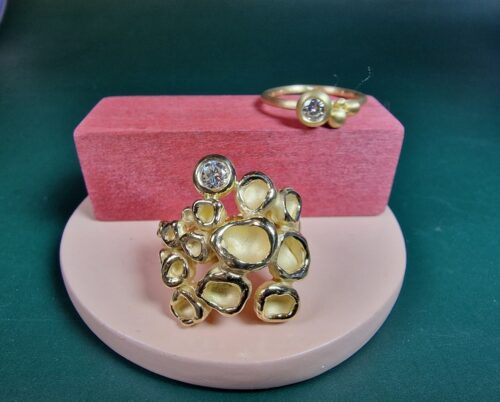 Perziken ring en Besjes ring van eigen geelgoud met eigen diamanten vervaardigd. Maatwerk variaties op Oogst Originals.
