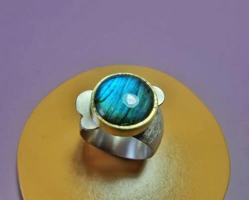 Zilveren edelsteenring met Labradoriet, in geelgoud gezet met wolk motief. Stoere robuuste zilveren ring. Oogst Goudsmeden in Amsterdam