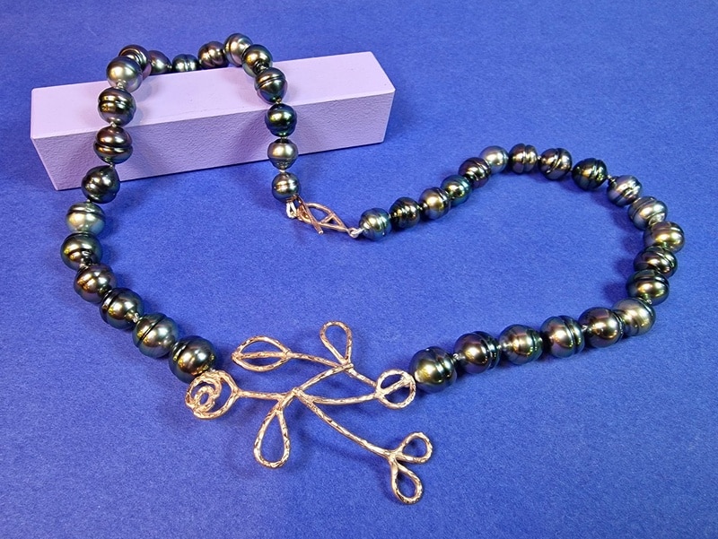 Tahiti parels collier roodgouden Mackintosh ornament. Uitgesproken parel collier uit het Oogst atelier.