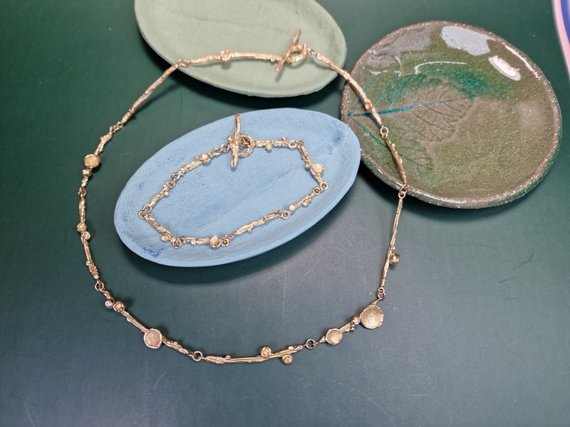 Roségouden collier en armband. Uit de serie Twist perziken zwammen met sprankelende diamanten. Eenmalige ontwerpen van Oogst Goudsmeden in Amsterdam.