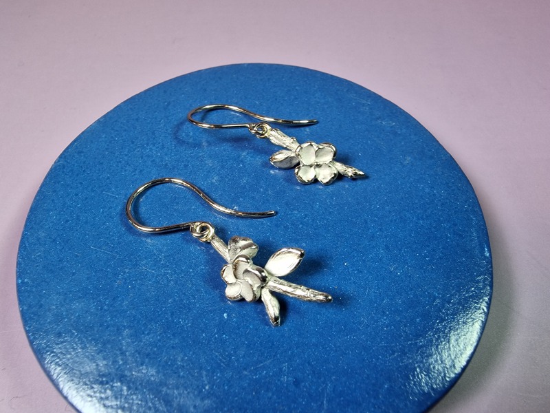 Witgouden Japonais oorbellen. Bloesems met een haakje. Oogst Originals.