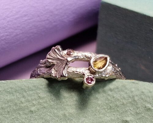 Witgouden ring Ginkgo met 3 diamanten. Uit het oogst Goudsmeden atelier.