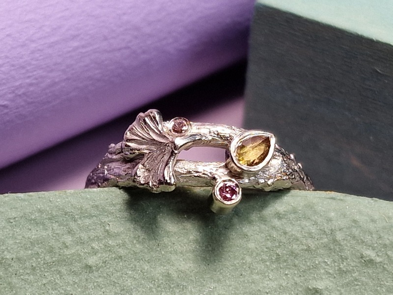 Witgouden ring Ginkgo met 3 diamanten. Uit het oogst Goudsmeden atelier.