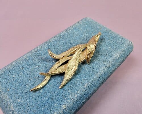Geelgouden hanger bladeren. Robuuste hanger uit het Oogst atelier.