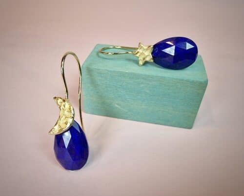 Elegante geelgouden 'Maan & Ster' oorbellen met sprankelende felblauwe lapis lazuli. Ontwerp van Oogst goudsmeden in Amsterdam.