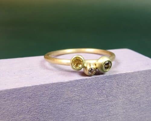 Verfijnde diamanten ring uit de Besjes serie. Ook superleuk als verlovingsring. Vrolijke moderne klassieker met 3 diamantjes. Ingetogen & elegant. Oogst Original.