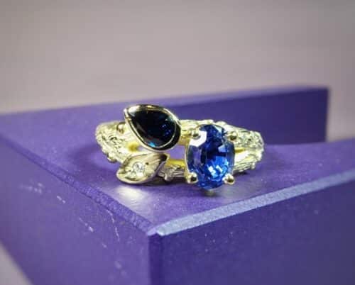 Geelgouden ring takjes met blaadje en eigen peervorm saffier en ovale saffier en 4x eigen diamant. Van eigen oud goud gemaakt. Geboortesieraad. Baargoud. Maatwerk van Oogst.