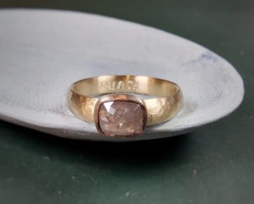 Gouden herenring rmet hamerslag en roosgeslepen diamant van eigen goud gemaakt. Maatwerk van Oogst Goudsmeden in Amsterdam