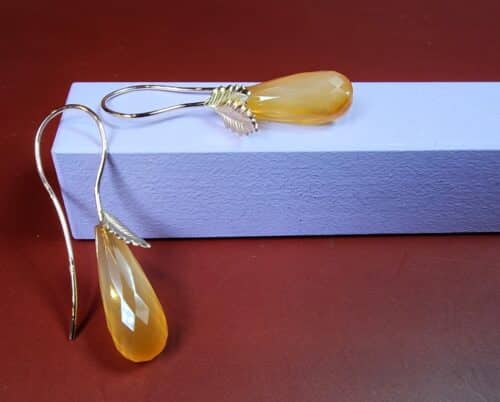Oorsieraden carneool met blaadjes en krul. Uit het Oogst atelier.