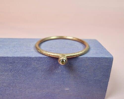 Subtiele roodgouden ring met diamant uit de 'Besjes' serie. Verfijnde basic, ook leuk als aanschuifring te dragen. Handgemaakt door Oogst in Amsterdam.