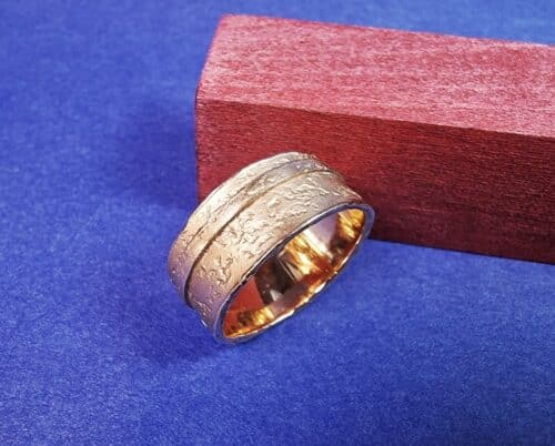 Roodgouden statement ring Erosie met stoere textuur. Met extra laagje. ontwerp van Oogst Goudsmeden in Amsterdam