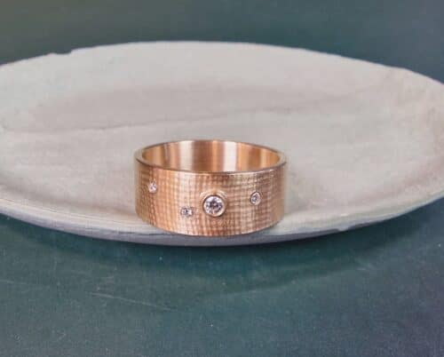 Roségouden ring met linnen structuur en diamanten. Oogst Original.