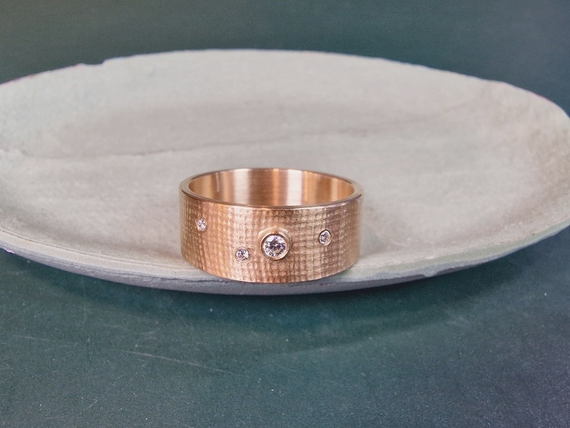 Roségouden ring met linnen structuur en diamanten. Oogst Original.
