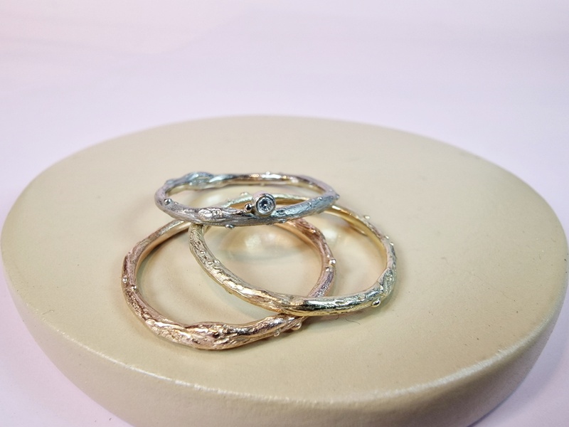 Gouden takjes ringen variaties. Geelgoud, roodgoud en witgoud met diamant aanschuifringen. Uit het Oogst atelier.
