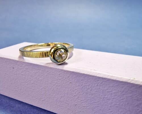 Elegante ring uit de 'Ritme' serie met een roosgeslepen diamant in een boleet zetting. Ontwerp van Oogst Goudsmeden in Amsterdam