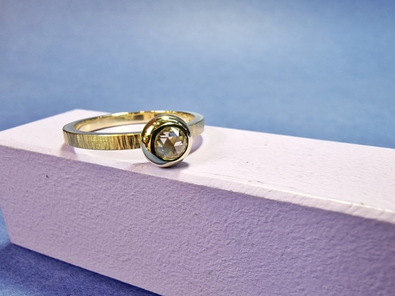 Elegante ring uit de 'Ritme' serie met een roosgeslepen diamant in een boleet zetting. Ontwerp van Oogst Goudsmeden in Amsterdam