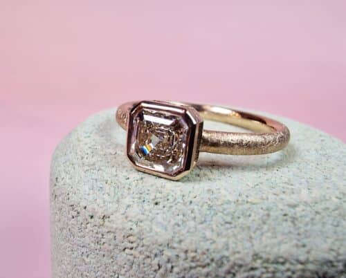 Roségouden ring met fantastische Asscher cut diamant. Uit het Oogst atelier.