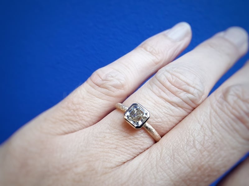 Roségouden verlovingsring met fantastische Asscher cut diamant. Uit het Oogst atelier. Gezien om de vinger.