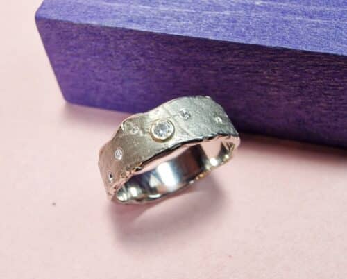 Witgouden ring met stoere Erosie structuur en sprankelende diamanten. Oogst Original.